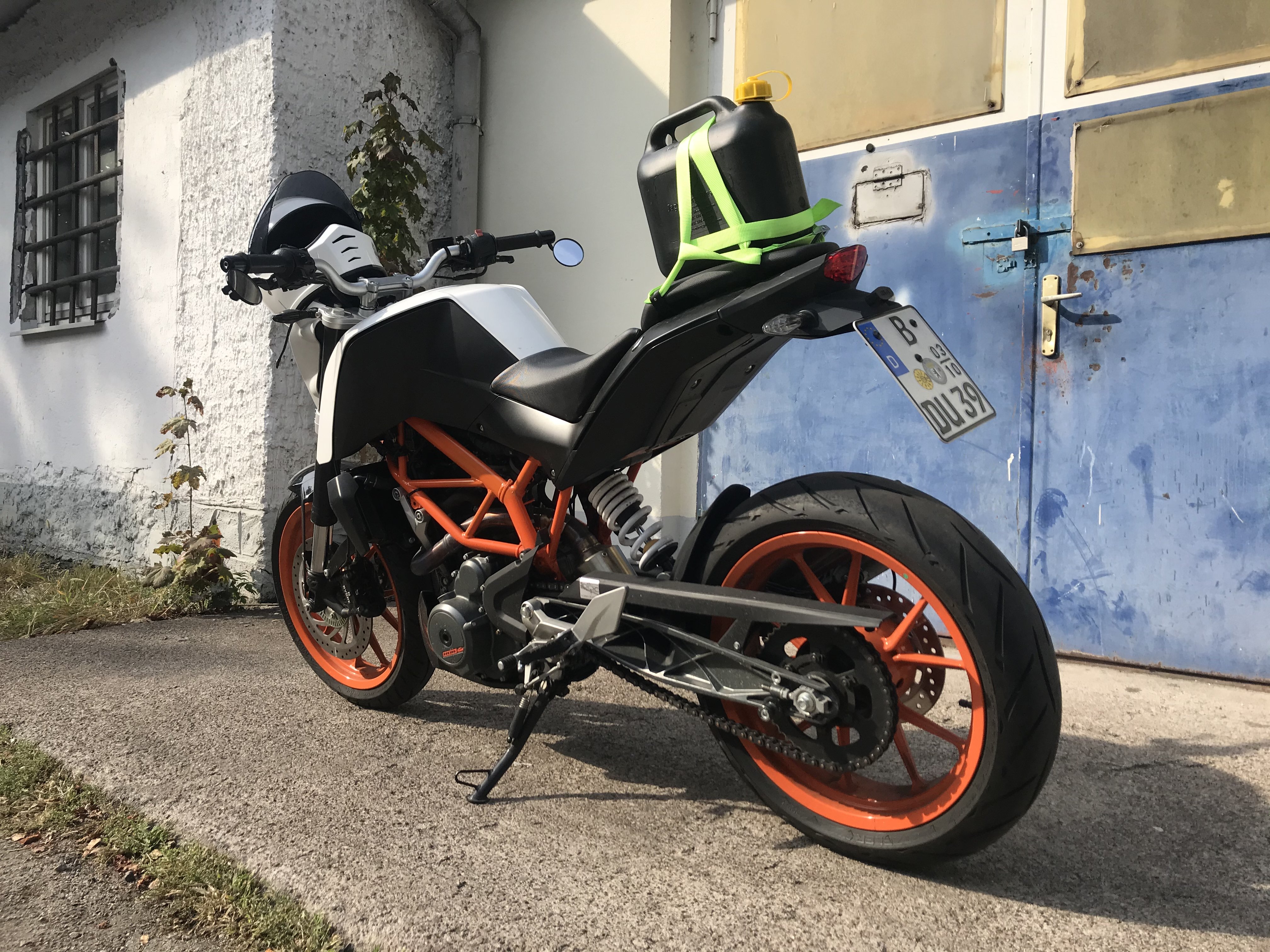 Motorrad schlauch hängt raus? (KTM, KTM Duke 125)