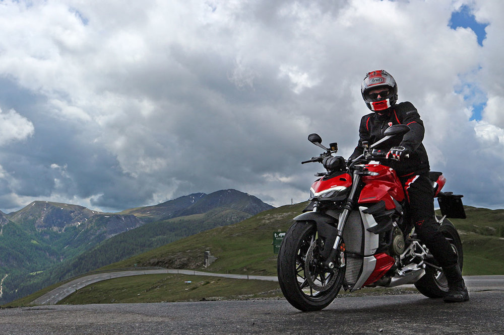 15_armin-hoyer_selfie-ducati-streefighter-v4-nockalmstrasse.jpg