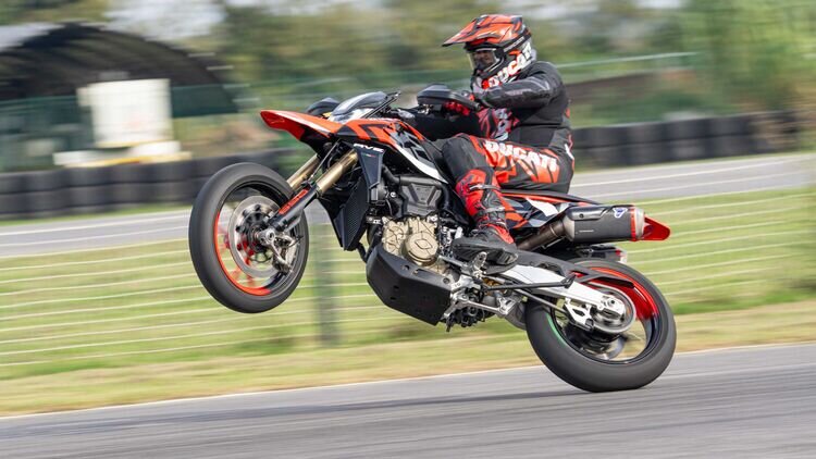 Ducati-Hypermotard-698-bigMobileWideGallery2x-10fae9b3-2048763.jpg.cb790f6a41151bd8d55ce54fa860869f.jpg