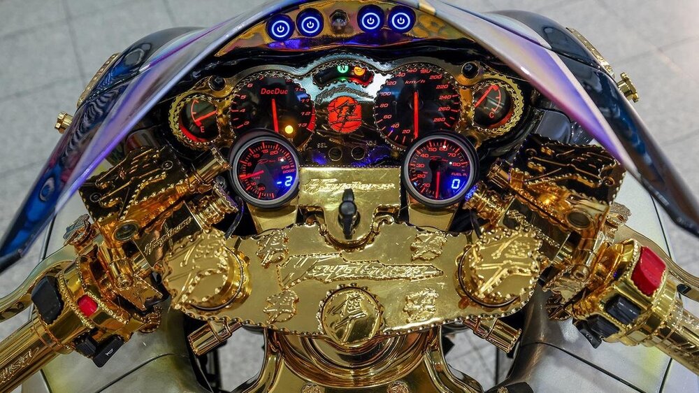 motorrad-cockpit-100.thumb.jpg.435adc1d1c211a6a1d9854fff0beb385.jpg